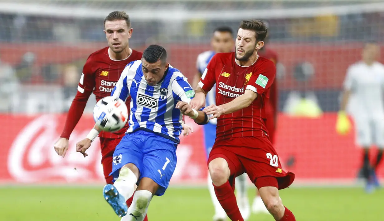 Pemain Monterrey, Rogelio Funes, melepaskan tendangan ke gawang Liverpool pada laga semifinal Piala Dunia Antarklub 2019 di Khalifa International Stadium, Qatar, Kamis, (19/12). Liverpool menang 2-1 atas Monterrey. (AP/Hussein Sayed)