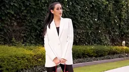 Penampilan Ayuma saat menggunakan blazer putih yang dipadukan dengan baju serta celana hitam ini juga tak luput dari perhatian. Ia bahkan mendapat pujian terlihat begitu elegan dalam busana monokromnya. (Liputan6.com/IG/@ayumaulida97)