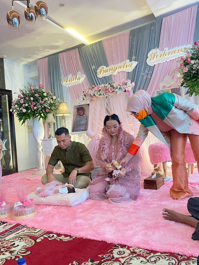 7 Momen Akikah Baby Arsila Anak Zaskia Gotik Elegan Dan Bernuansa Pink Hot Liputan6 Com