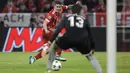 Pemain Bayern, James Rodriguez melakukan tembakan ke gawang Sevilla pada leg kedua perempat final Liga Champions di Allianz Arena stadium, Munich, (11/4/2018). Bayern lolos ke semifinal dengan agregat 2-1. (AP/Matthias Schrader)