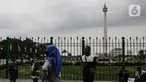 Warga beraktivitas di luar rumah saat PPKM level 3 di kawasan Monas, Jakarta, Sabtu (21/8/2021). Wagub DKI Jakarta Ahmad Riza Patria mengungkapkan, Jakarta sudah keluar dari zona merah setelah satu setengah bulan angka COVID-19 tinggi. (Liputan6.com/Johan Tallo)