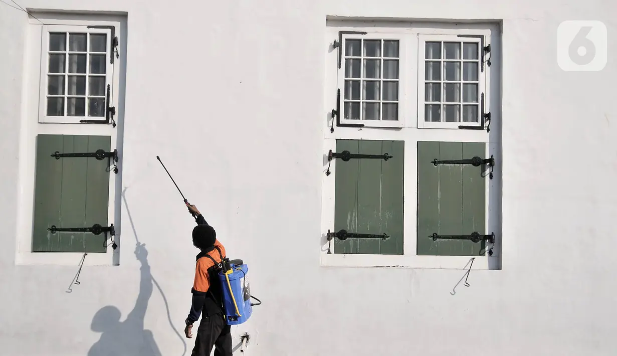 Petugas mendisinfeksi kompleks wisata Kota Tua, Jakarta, Selasa (2/6/2020). Pengelola Kota Tua rutin melakukan penyemprotan disinfektan pada fasilitas dan gedung selama penutupan sementara guna memutus rantai penyebaran virus corona COVID-19. (merdeka.com/Iqbal S. Nugroho)