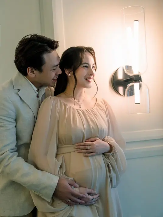 Setelah kenakan busana kasual, Chelsea Islan dan Rob Clinton tampil lebih formal di maternityshoot [@chelseaislan]