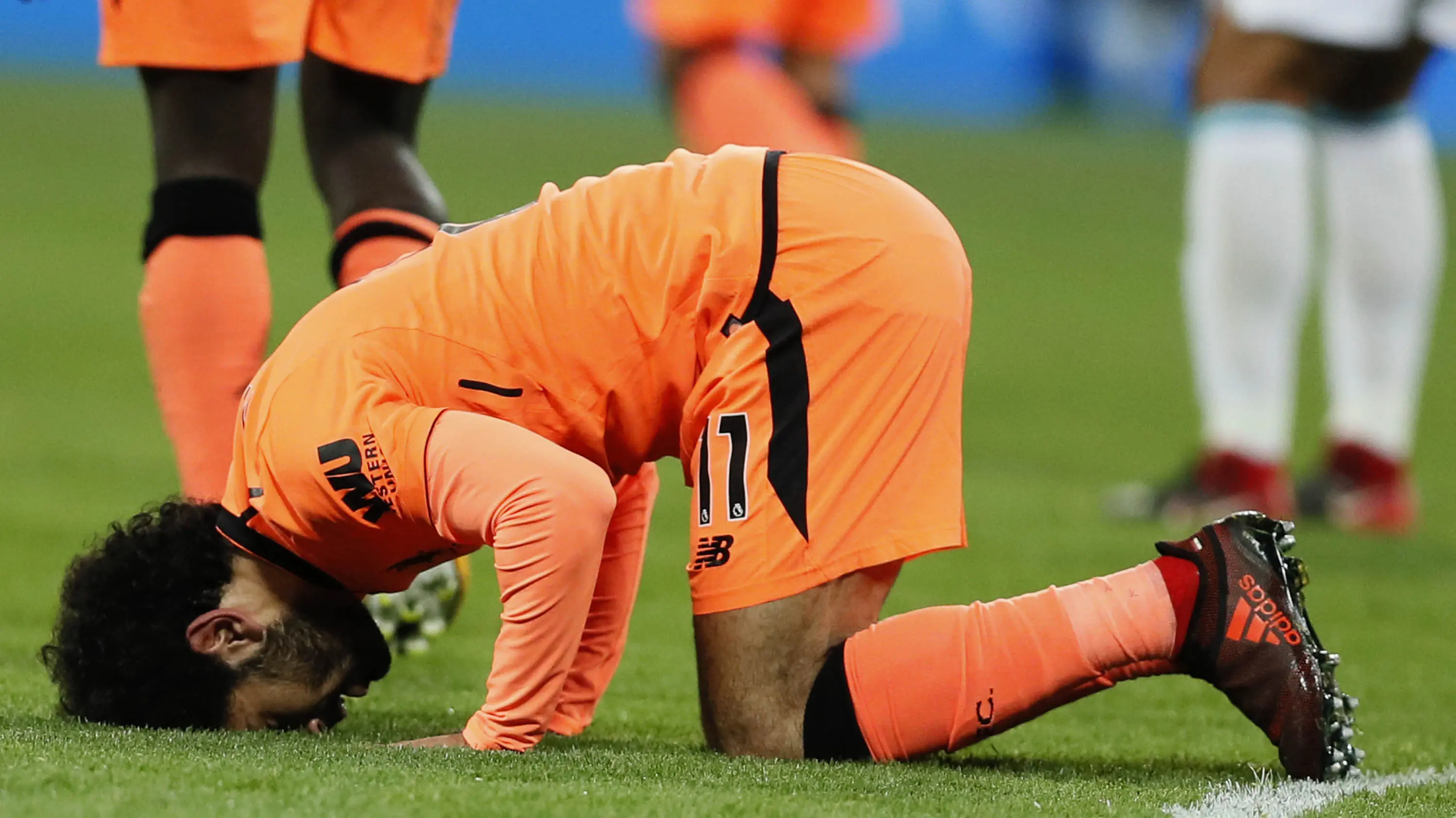 Sujud syukur usai mencetak gol adalah sisi religius Mohamed Salah.(AP/Kirsty Wigglesworth)