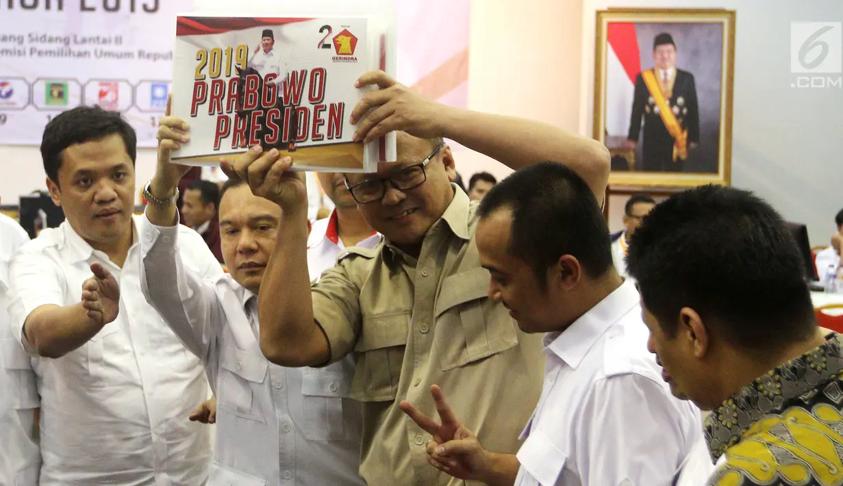 Wakil Ketua Umum Partai Gerindra Sufmi Dasco Ahmad bersama pengurus DPP Gerindra menunjukkan berkas pengajuan bakal caleg di kantor KPU, Jakarta, Selasa (17/7). (Liputan6.com/Johan Tallo)