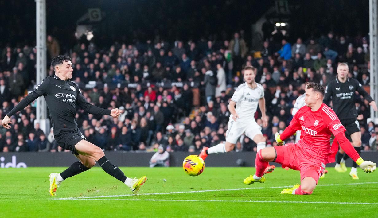 The Citizens mencetak gol melalui Erling Haaland, Tijjani Reijnders, sepasang gol Phil Foden, ditambah gol bunuh diri Sander Berge. (Bradley Collyer/PA via AP)