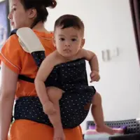 Tya Ariestya mengepel sambil menggendong anaknya, Kanaka (Instagram/@tya_ariestya)