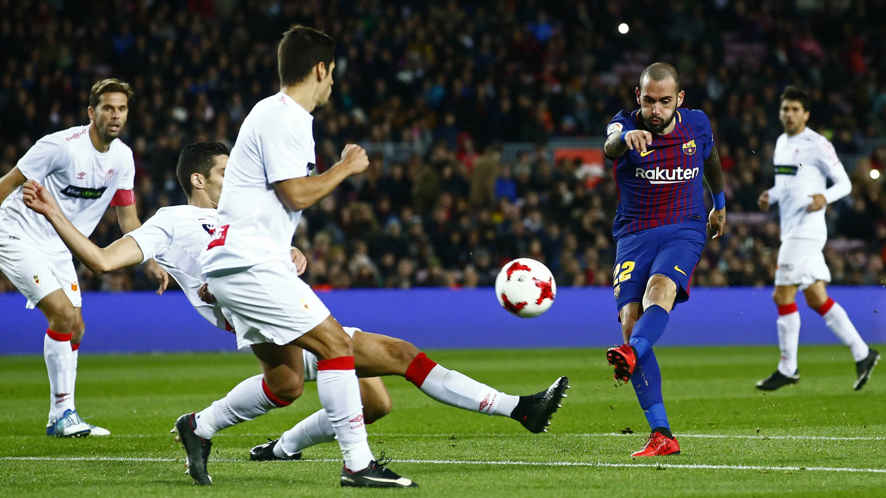 Gelandang Barcelona, Aleix Vidal, melepas tendangan saat melawan Murcia pada babak 32 besar Copa del Rey di Stadion Camp Nou, Barcelona, Rabu (29/11/2017). Barcelona menang 5-0 atas Murcia dan lolos dengan agregat 8-0. (AP/Manu Fernandez)