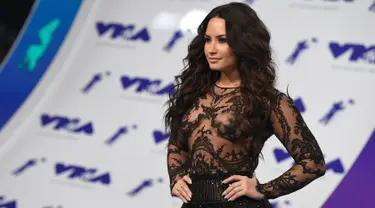 Penyanyi cantik Demi Lovato berpose untuk fotografer saat menghadiri ajang penghargaan MTV Video Music Awards (VMA)  2017 di California, Minggu (27/8). Demi Lovato nekat tak memakai bra dalam balutan pakaian menerawang. (Jordan Strauss/Invision/AP)