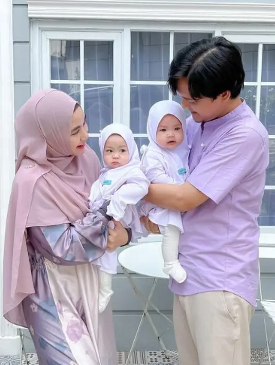 Anisa Rahma asuh buah hati [Instagram/anisarahma_12]