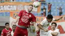 Striker Persija Jakarta, Marko Simic, menyundul bola saat melawan Barito Putra pada laga Liga 1 2019 di Stadion Patriot, Bekasi, Senin (23/9/2019). Persija menang 1-0 atas Barito Putra. (Bola.com/M Iqbal Ichsan)