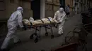Petugas kamar jenazah membawa jenazah lansia yang meninggal karena COVID-19 setelah dikeluarkan dari panti jompo di Barcelona, Spanyol, 13 November 2020. Seperti dokter dan perawat, petugas kamar jenazah adalah bagian dari sekelompok pekerja penting di tengah pandemi. (AP Photo/Emilio Morenatti)