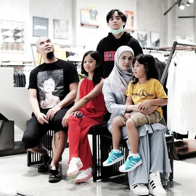 5 Potret Ahmad Dhani Bareng Safeea, Putrinya yang Kini Beranjak Dewasa