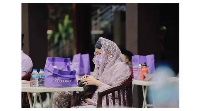 8 Momen Pengajian 4 Bulanan Kehamilan Aliya Rajasa, Berkonsep Ungu