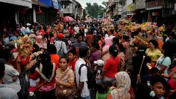 Ribuan warga memadati Jalan Suryakencana, Bogor, Jawa Barat jelang pawai kesenian dalam rangka Pesta Rakyat dan perayaan Cap Go Meh, Kamis (5/3/2015). Perayaan Cap Go Meh di Kota Bogor berlangsung meriah. (Liputan6.com/Helmi Fithriansyah)