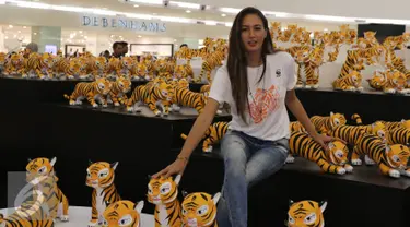 Nadine Chandrawinata saat menghadiri jumpa pers kampanye populasi harimau di Senayan City, Jakarta, Jumat (29/7). WWF-Indonesia #DoubleTigers menggugah kepedulian publik akan populasi dan konservasi harimau. (Liputan6.com/Herman Zakharia)