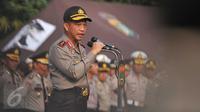 Kapolda Metro Jaya Irjen Pol M Tito Karnavian memimpin apel siaga banjir di lapangan Direktorat Lalu Lintas Polda Metro Jaya, Jakarta, Jumat (27/11). Apel dihadiri personel dari Polda Metro Jaya, Satpol PP DKI, BNPN dan TNI. (Liputan6.com/Gempur M Surya)