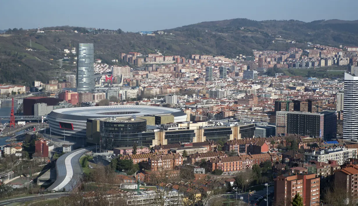 Pada gelaran Euro 2020 (Euro 2021), Spanyol mendapatkan kehormatan untuk menjadi salah satu tuan rumah. Uniknya, jika mayoritas negara mengirimkan perwakilan stadion ibu kota, Spanyol justru menggunakan stadion yang terletak di Kota Bilbao ini. (Foto: AFP/Ander Gillenea)