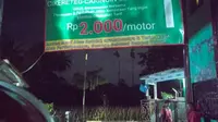 Beredar video sebuah banner pengendara roda dua diminta untuk membayar tarif jika melintas jalur alternatif Bogor-Sukabumi. Besarannya Rp 2000 per motor. (Foto:Liputan6/Achmad Sudarno)