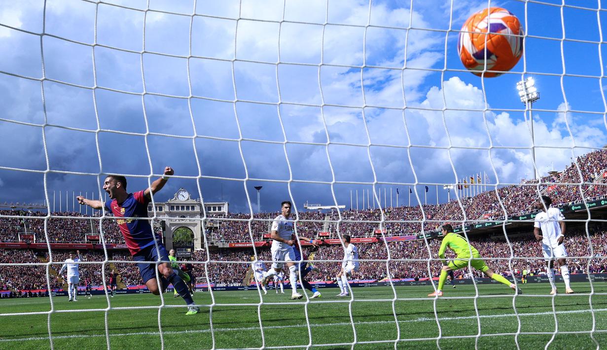 Pemain Barcelona, Ferran Torres (kiri) merayakan gol yang dicetak oleh Raphinha (tidak tampah) ke gawang Real Madrid dalam laga lanjutan Liga Spanyol 2024/2025 di Estadi Olimpic Lluis Companys, Barcelona, Spanyol, Minggu (11/05/2025) waktu setempat. (AFP/Lluis Gene)
