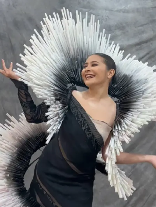 Tampilannya semakin sempurna dengan makeup natural bernuansa kecokelatan yang hangat dan tatanan rambut sleek. [Foto: Instagram/prillylatuconsina96]