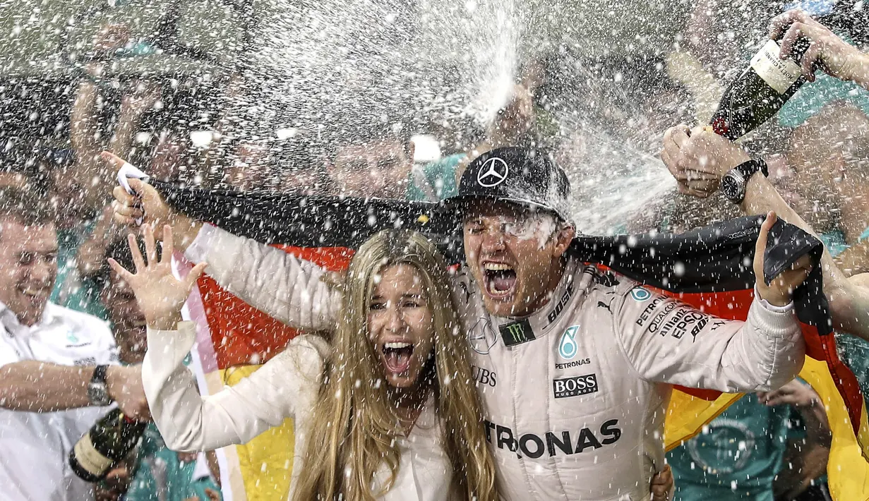 Nico Rosberg saat merayakan keberhasilan dirinya meraih gelar juara F1 2016 bersama sang istri tecinta, Vivian Sibold di Yas Marina Circuit, Abu Dhabi,  (27/11/2016).  (EPA/Srdjan Suki)