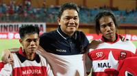 Presiden Madura United, Achsanul Qosasi bersama suporter. (Bola.com/Aditya Wany)