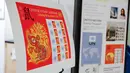 Foto yang diabadikan pada 13 Januari 2020 ini menunjukkan poster carik kenangan (stamp sheet) edisi Tahun Tikus di Administrasi Pos Perserikatan Bangsa-Bangsa (UNPA), di markas besar PBB di New York. UNPA mengeluarkan prangko edisi khusus untuk merayakan Tahun Baru Imlek. (Xinhua/Li Muzi)