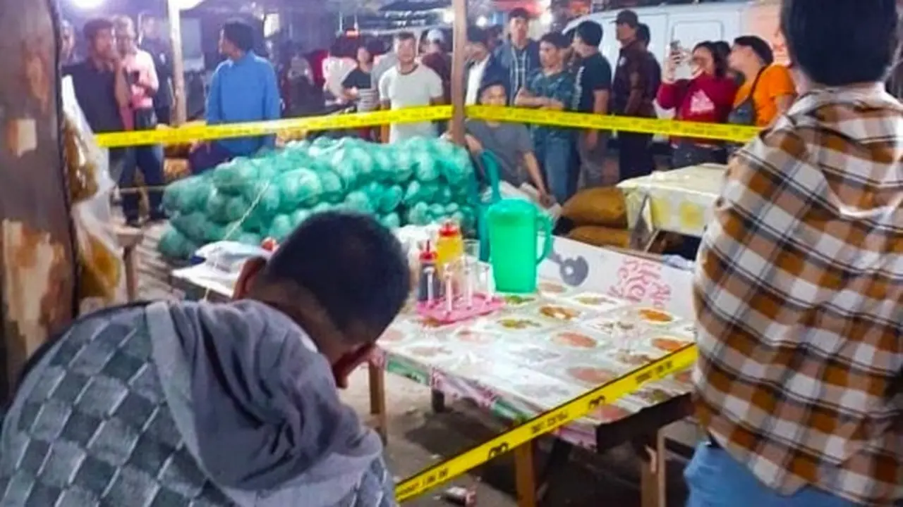 Garis polisi terpasang di lokasi perampokan dan penembakan pedagang pasar induk Pekanbaru.