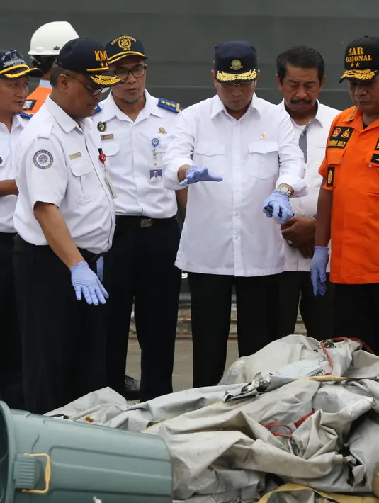 Menteri Perhubungan, Budi Karya Sumadi (tengah) melihat barang yang diduga milik penumpang pesawat Lion Air JT 610 di Pelabuhan JICT 2, Jakarta, Selasa (30/10). Sejumlah barang ditemukan petugas dalam operasi pencarian. (Liputan6.com/Helmi Fithriansyah)