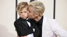 Justin Bieber mencium adiknya, Jaxon, saat berpose di karpet merah Grammy Awards 2016 di Staples Center, Los Angeles, Senin (15/2). Meski terpaut usia 15 tahun, namun pelantun 'What Do You Mean' itu tampak dekat dengan sang adik. (REUTERS/Danny Moloshok)