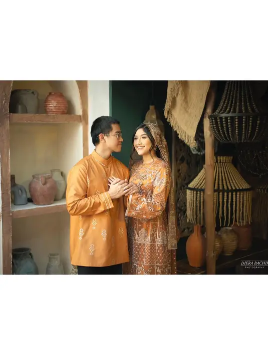 Di momen Idul Fitri, keduanya tampil layaknya public figure lainnya dengan outfit serasi. Kaesang memilih baju koko bernuansa cokelat keemasan, sedangkan Erina tampil menawan dengan gamis bermotif cantik lengkap dengan selendang penutup kepalanya. Foto: Instagram.