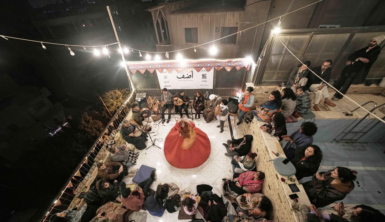 Penari darwis wanita, Afnan Shaher, berputar-putar saat disambut oleh para penggemarnya dalam pertunjukan keagamaan untuk menandai bulan suci Ramadan di Kairo, Mesir, Jumat 27 Februari 2026. Tari Darwis (atau Whirling Dervishes) merupakan tarian spiritual sufi asal Persia yang terkenal dengan gerakan berputar berulang kali searah jarum jam sebagai bentuk meditasi yang mengungkapkan cinta kepada Allah SWT dan sesama. (AP Photo/Amr Nabil)