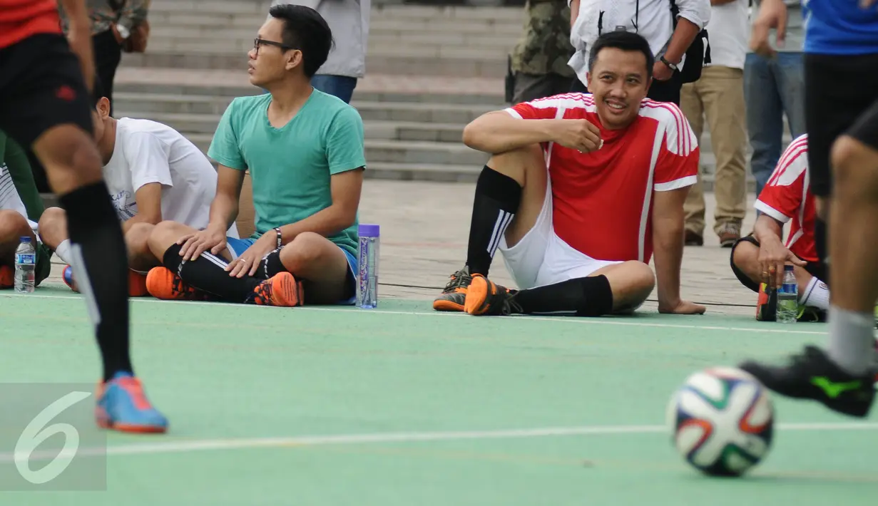 Menpora Imam Nahrawi menyaksikan laga futsal antara karyawan Kemenpora dengan wartawan di Lapangan Kemenpora, Jakarta, Jumat (10/2). Laga futsal ini untuk memeriahkan Hari Pers Nasional 2017 di lingkungan Kemenpora. (Liputan6.com/Helmi Fithriansyah)