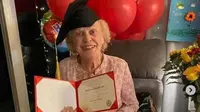 75 Tahun Putus Sekolah, Nenek 93 Tahun Akhirnya Lulus SMA. (dok.Instagram @versionfinal/https://www.instagram.com/p/CGixPgJjFDP/Henry)
