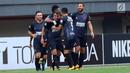 Pemain PSM Makassar merayakan gol yang dicetak Willem Jan Pluim saat laga melawan Persija dilanjutan Liga 1 Indonesia di Stadion Patriot Candrabhaga, Bekasi, Selasa (15/8). Laga berakhir imbang 2-2. (Liputan6.com/Helmi Fithriansyah)