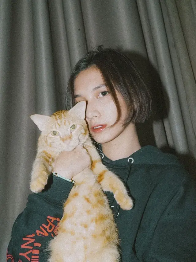 Potret Sheila Dara Main Sama Kucing di Rumah, Berijiwa Introvert