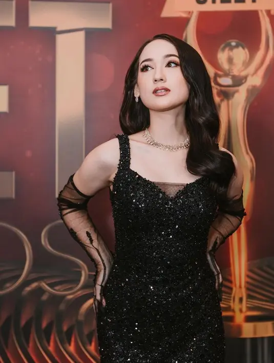 <p>Melengkapi tampilannya, Laura mengenakan perhiasan seperti kalung silver yang melingkar indah di lehernya. Serasi dengan anting-anting yang tidak tidak terlalu besar. [@morizsey]</p>