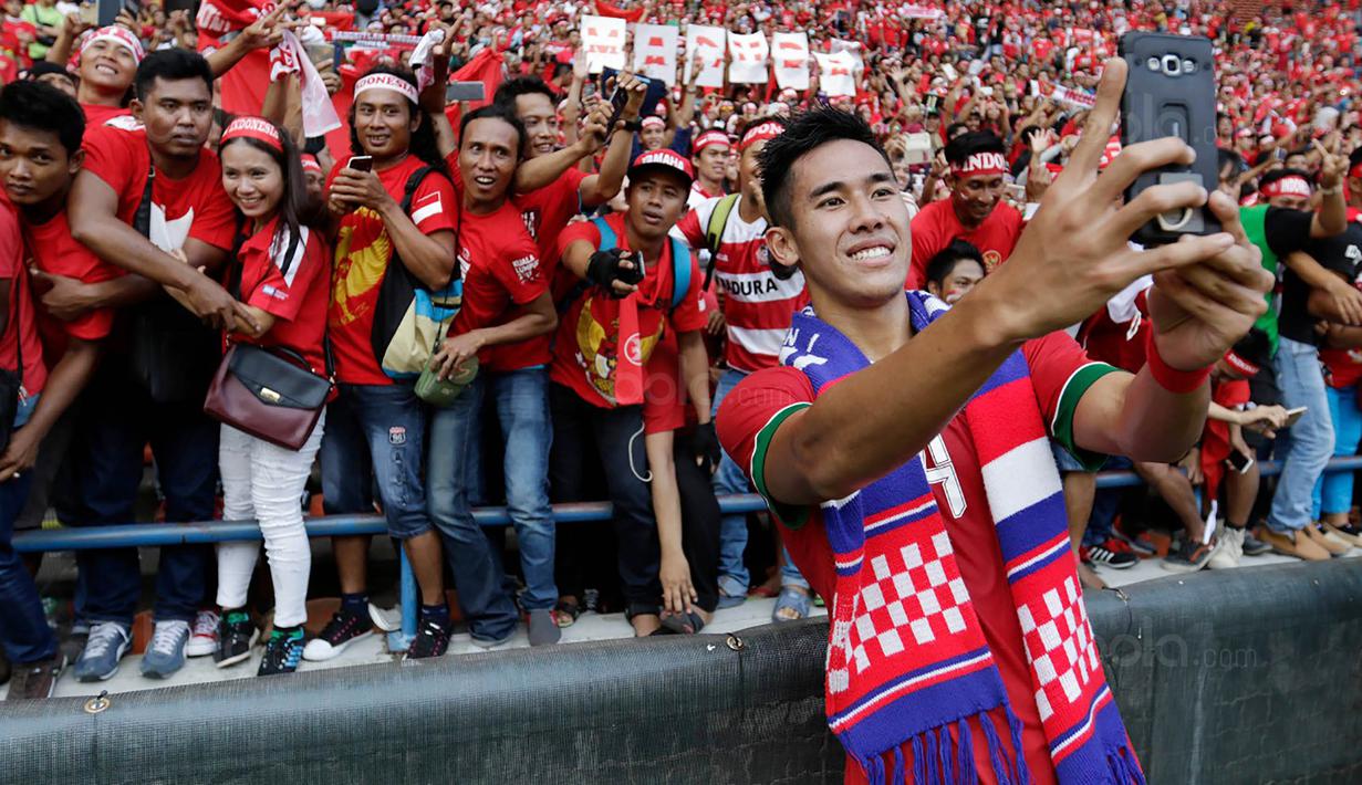 Pemain timnas Indonesia, Ryuji Utomo, melakukan swafoto usai laga melawan Kamboja di Stadion Shah Alam, Selangor, Kamis, (24/8/2017). Indonesia menang 2-0 atas Kamboja. (Bola.com/Vitalis Yogi Trisna)