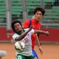 Penyerang timnas Indonesia U-23, Ilham Udin Armaiyn (20) berebut bola dengan Woo Jusung (Korea Selatan) di laga kualifikasi grup H Piala Asia 2016 di Stadion GBK Jakarta, Selasa (31/3/2015). Indonesia U-23 kalah 0-4. (Liputan6.com/Helmi Fithriansyah)