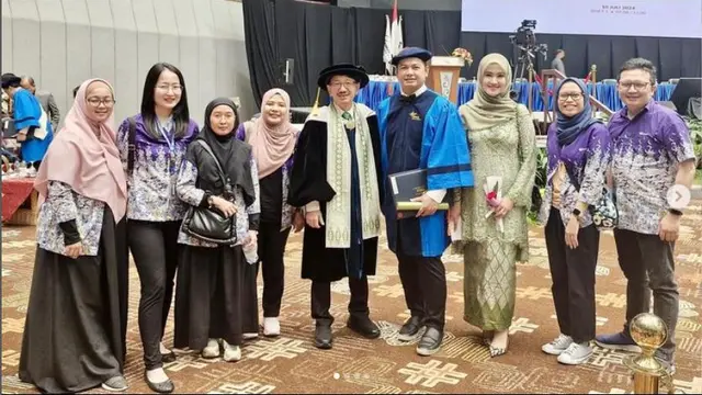 6 Potret Tommy Kurniawan Wisuda S1 di Usia 39 Tahun, Bahagia Didampingi Istri