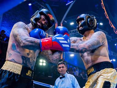 Komika, Rizky Firdaus Wijaksana alias Uus (kanan), bertanding melawan pemain drum Superman is Dead, I Gede Ari Astina alias Jerinx, dalam ajang tinju Holywings Sport Show (HSS) Series 3 yang berlangsung di Atlas Super Club, Bali, Minggu (10/9/2023). Uus berhasil meraih sabuk juara atas Jerinx dalam pertarungan empat ronde tersebut. (Dok. Holywings)