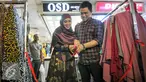 Oki Setiana Dewi bersama suami menggunting pita saat peresmian toko busana muslimnya yang ke-4 di Tanah Abang, Jakarta, Rabu (2/12). Memasuki kehamilan 7 bulan, Oki justru semakin aktif dengan membuka toko baju Muslimnya. (Liputan6.com/Yoppy Renato)