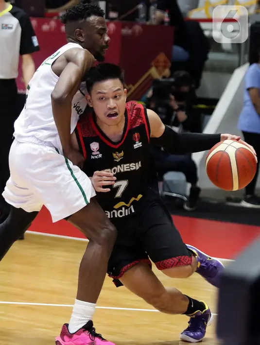 Pebasket Timnas Indonesia, Andakara Prastawa Dhyaksa (kanan) mencoba mengecoh pebasket Arab Saudi pada Grup A FIBA Asia Cup 2022 di Istora Senayan, Jakarta, Selasa (12/7/2022). Timnas Basket Indonesia mengawali kiprah di FIBA Asia Cup 2022 dengan menundukkan Arab Saudi dengan skor 80-54. (Liputan6.com/Helmi Fithriansyah)