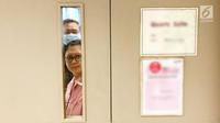 Presiden ke-6 RI Susilo Bambang Yudhoyono atau SBY dan sang istri Ani Yudhoyono melihat dari balik kaca saat menjalani pengobatan di National University Hospital, Singapura. (Liputan6.com/HO)