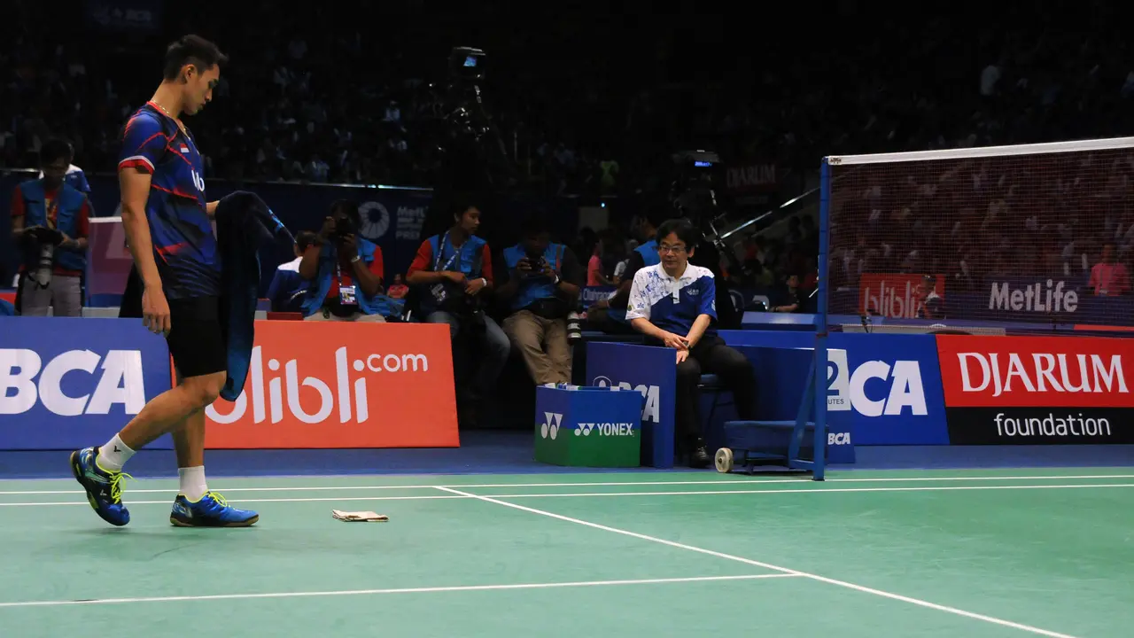 Pebulutangkis tunggal putera Indonesia, Jonatan Christie melihat ke lantai saat laga melawan  pemain Taiwan, Hsu Jen Hao di babak penyisihan BCA Indonesia Open 2016, Istora Senayan Jakarta,  Rabu (1/6/2016). Laga sempat dihentikan akibat atap Istora bocor