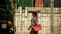 Ilustrasi menjalani hidup, ibu sedang berjualan. (Photo by Refhad on Unsplash)