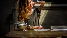 Ilustrasi wanita mengalami sakit leher. (Photo by Keenan Constance on Unsplash)