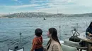 Sebuah foto diambil dari belakang memperlihatkan Nikita Willy memegangi sang putra, bersama-sama melihat laut. [Foto: Instagram/nikitawillyofficial94]