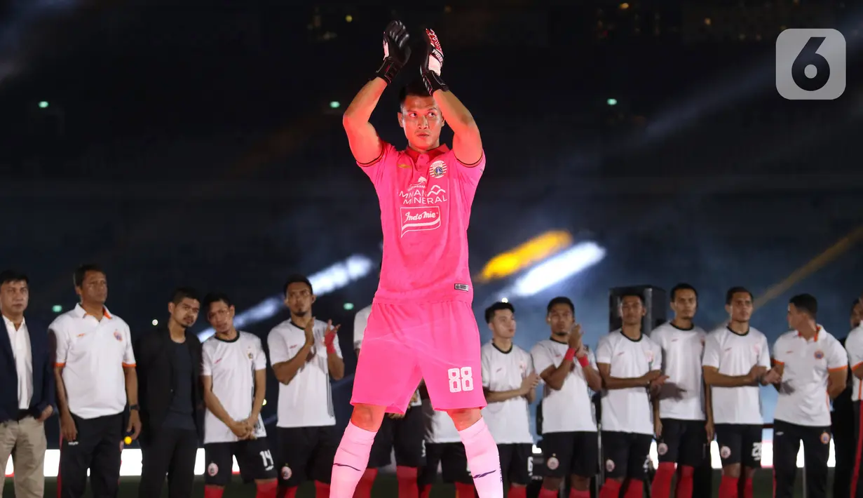Kiper Persija Sahar Ginanjar saat menunjukkan jersey baru Persija di SUGBK, Jakarta, Minggu (23/2/2020). Jersey merah muda (pink) digunakan Persija dalam laga tandang. (Liputan6.com/Angga Yuniar)